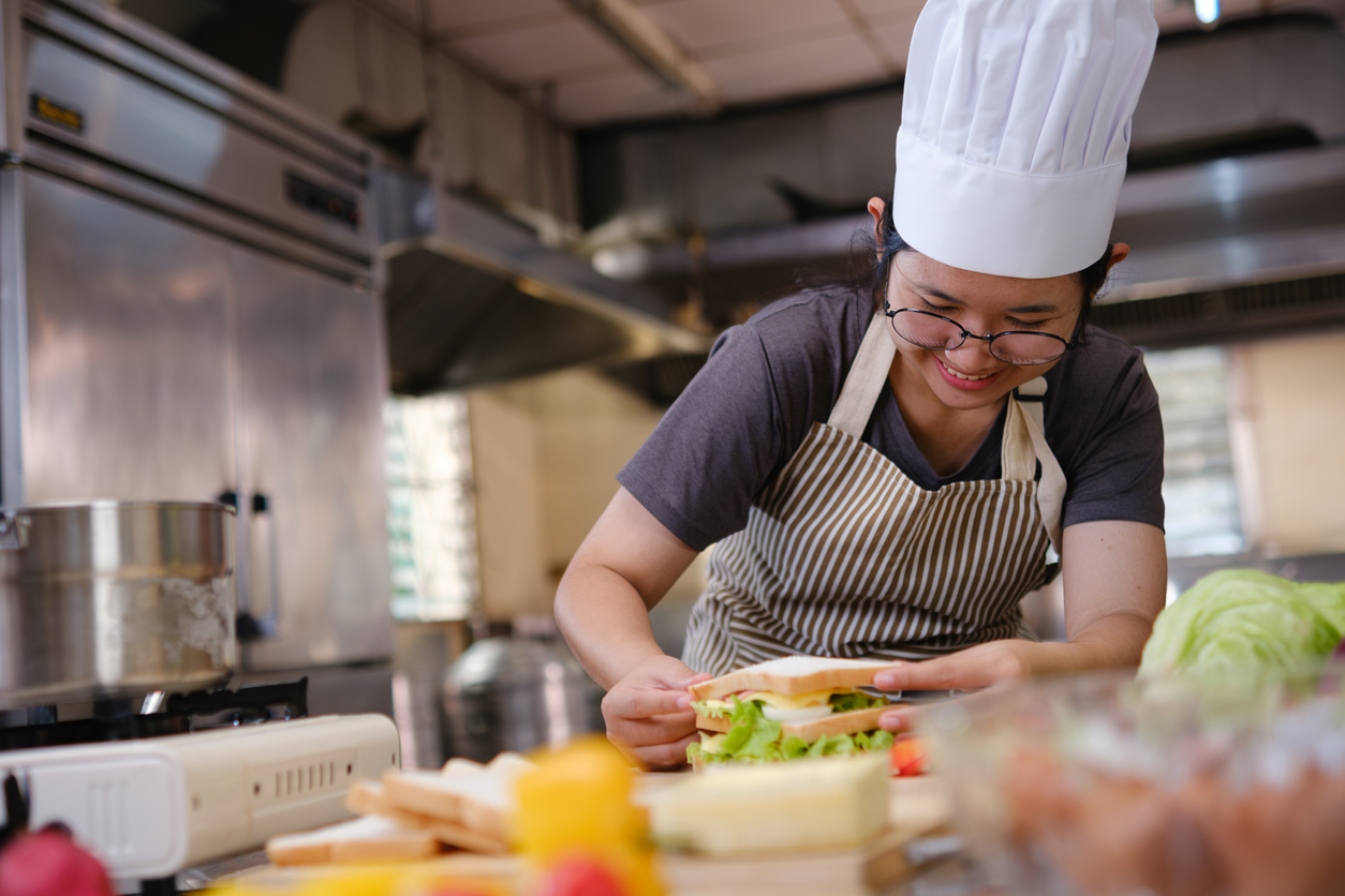 Chef with a eggs sandwich ready for plating